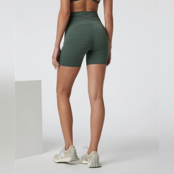 Vuori Stripe Daily Short - Aspen Stripe - Picture 3 of 8